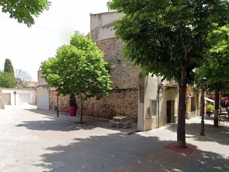 Centrally Located Office with Desks in Esparreguera