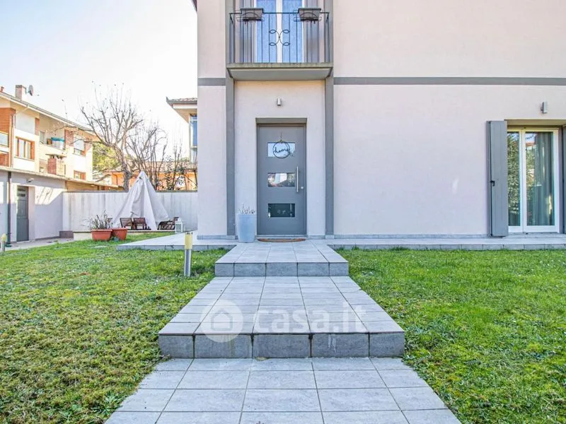 Jardin - Rearranged Bifamiliar with Garden in Udine