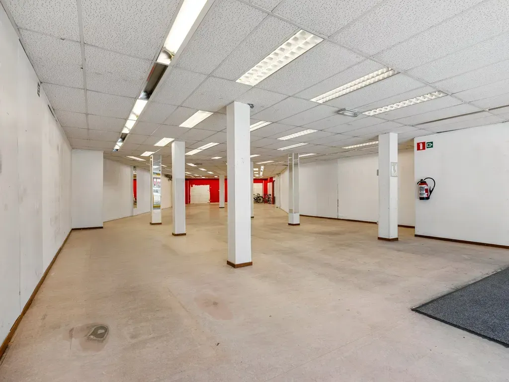 Pièces - Commerce avec Magasin dans le Centre de Lommel