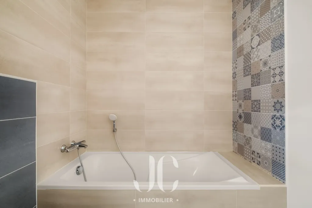 Salles de bain - Maison de Luxe avec Piscine à Lentilly