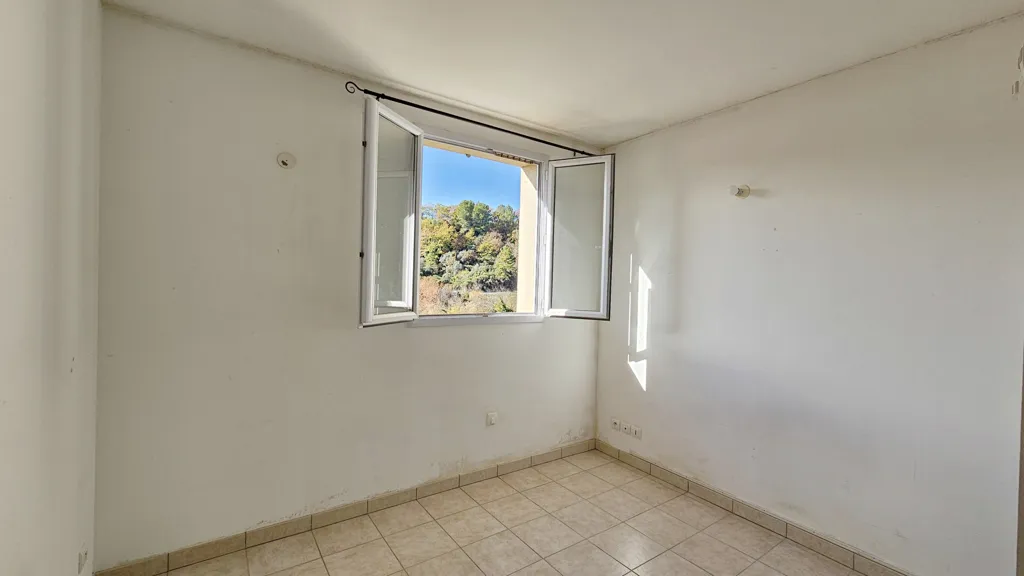 Pièces - Appartement T4 Traversant avec Vue sur les Collines à Montferrat
