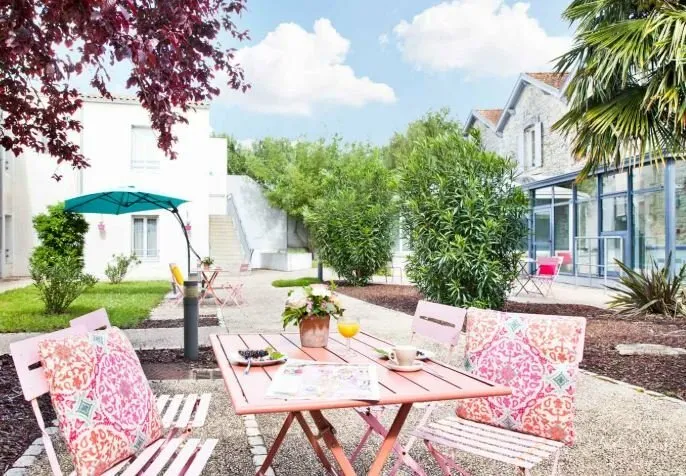 Terrasse - Chambre Meublée en Résidence EHPAD à Saint-Jean-d'Angle