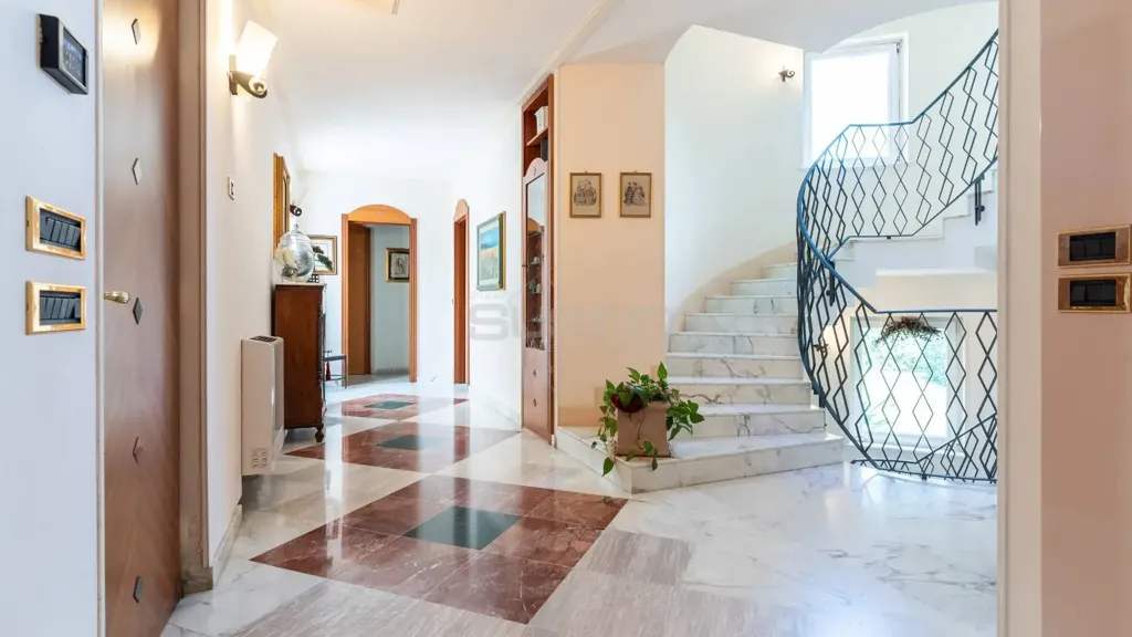 Esik - Villa with Garden in Siracusa