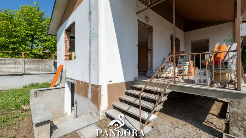 Välivaade - Rustic-Style Semi-Detached Villa with Terrace in Lonate Pozzolo