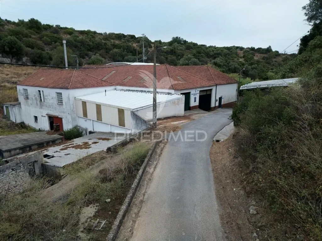 Õhuvaade - Industrial Warehouse with Solar Exposure in Vila Moreira