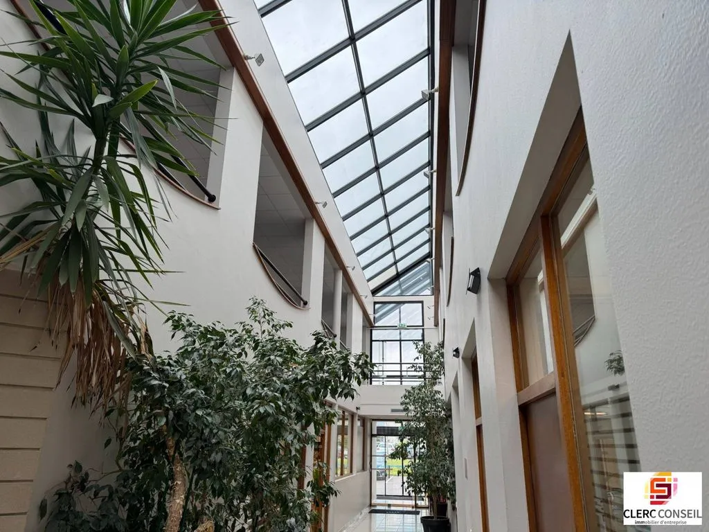 Entrée - Immeuble de Bureaux avec Parking à Mont-Saint-Aignan
