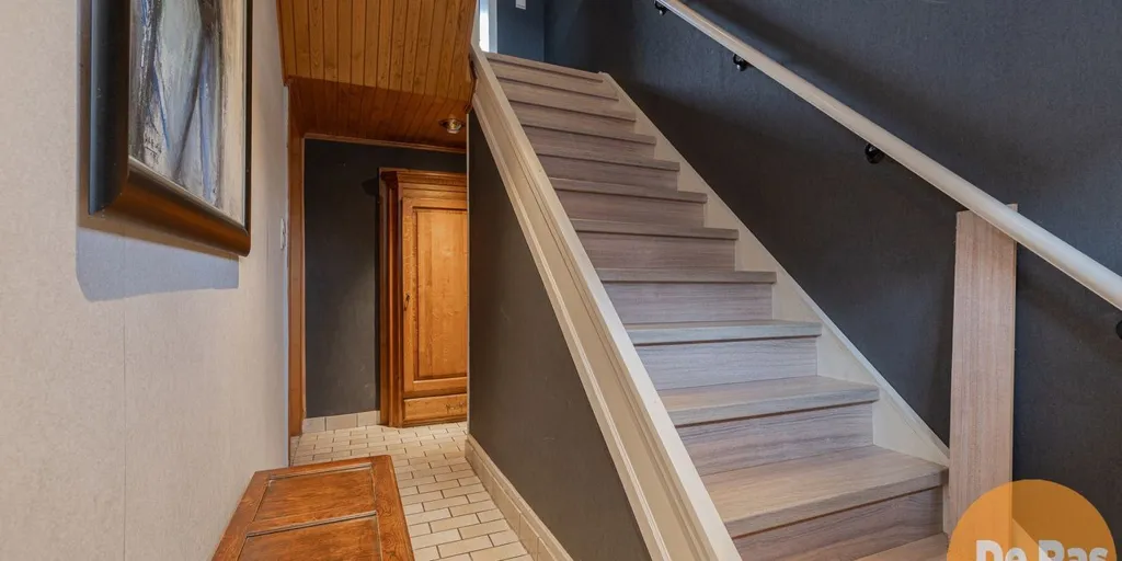 Pièces - Propriété Mixte avec Garage Spacieux à Mere