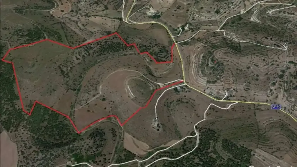 Traditional Rustico with Extensive Land in Ragusa