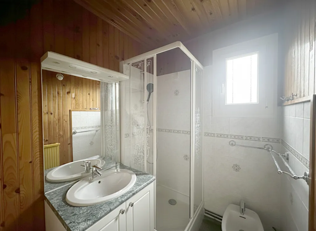 Salles de bain - Pavillon de Plain-Pied avec Garage et Jardin à Bornel