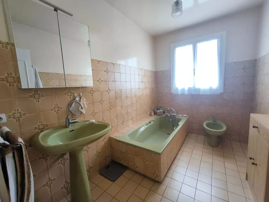 Salles de bain - Maison avec Terrasse et Garage à Lons