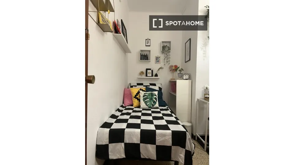 Chambres - Shared Flat with Balcony in El Poble Sec, Barcelona