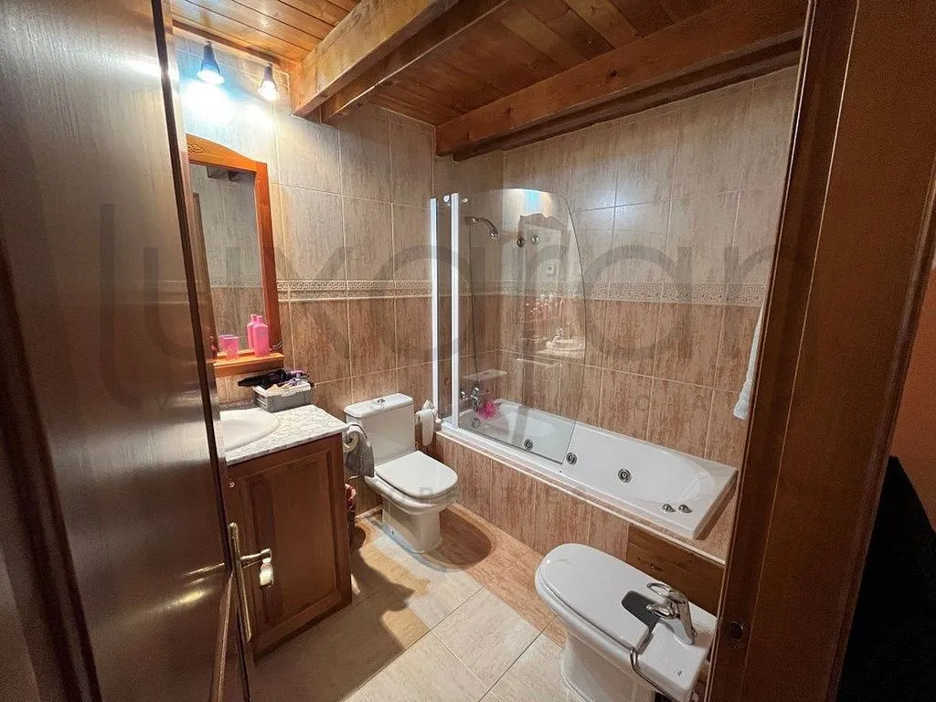 Salles de bain - Luxury Semidetached House with River View in Vielha