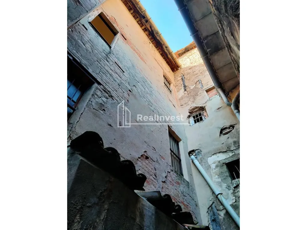 Aed - Commercial Building with Renovation Potential in Berga