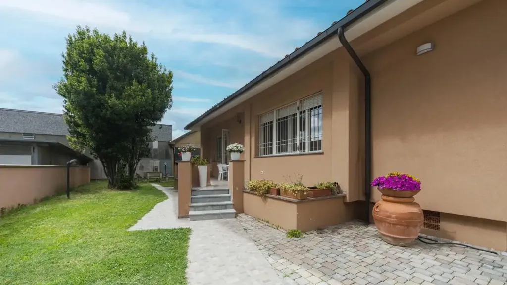 Jardin - Bifamilial Villa with Solar Panels in Ponsacco