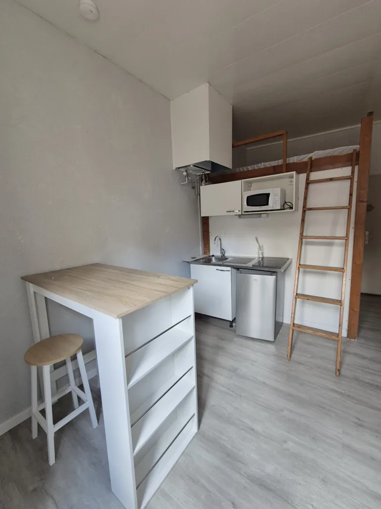 Köök - Studio with Courtyard View near Grenoble Centre