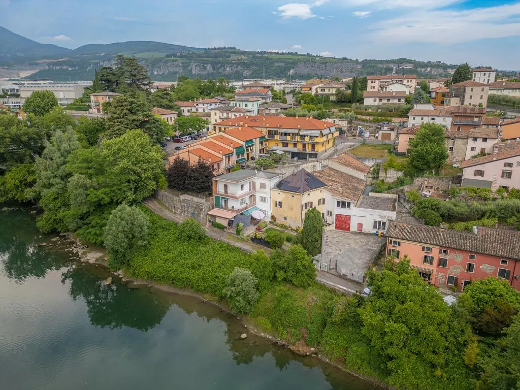Rustic House with River View near Verona