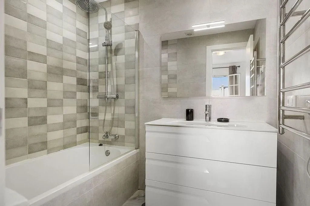 Bathrooms - Semi-Detached House with Pool in Bel Air