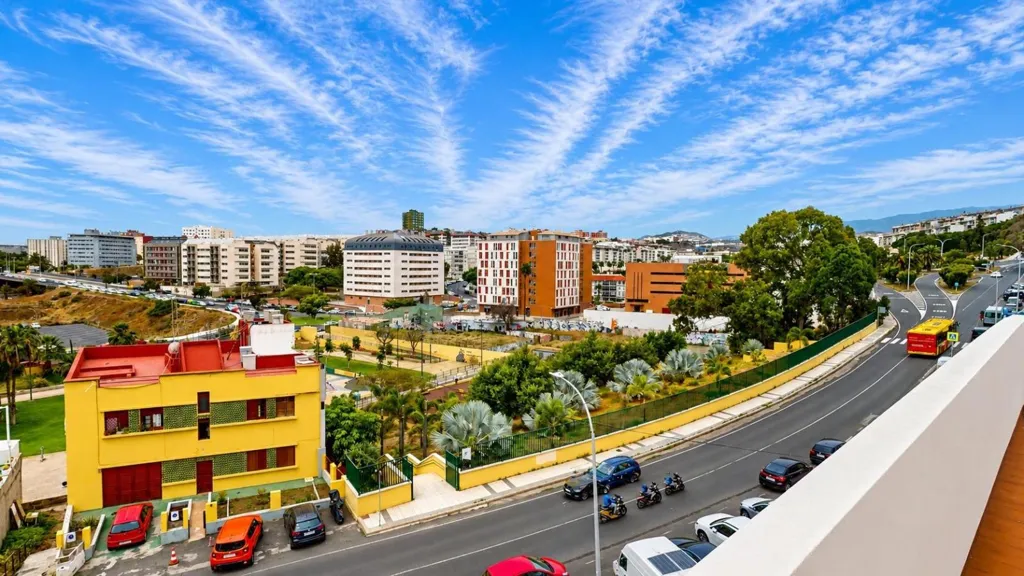 Balkon - 3-Bedroom Flat with Rooftop Utility in La Paterna