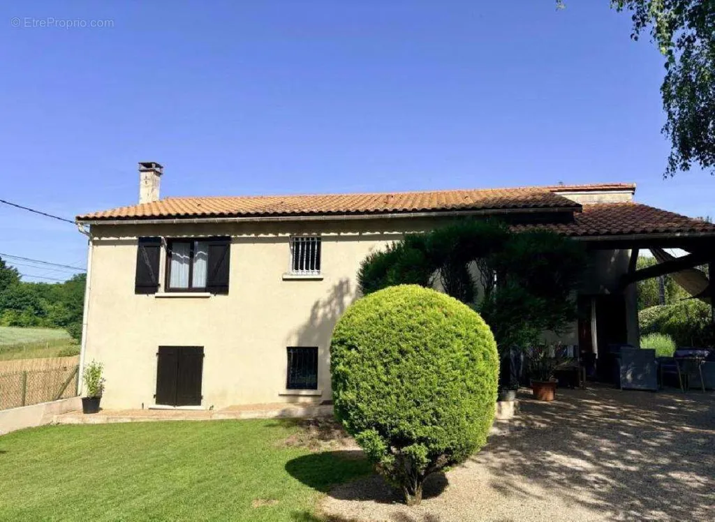 Esterno - House with Pool in Ruffec