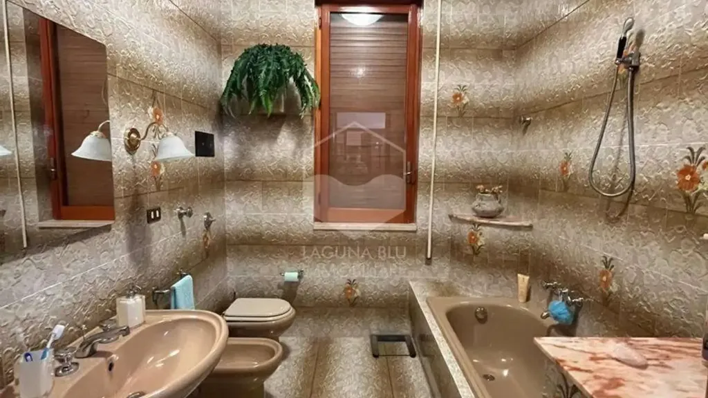 Bathrooms - Independent House with Veranda in Marsala