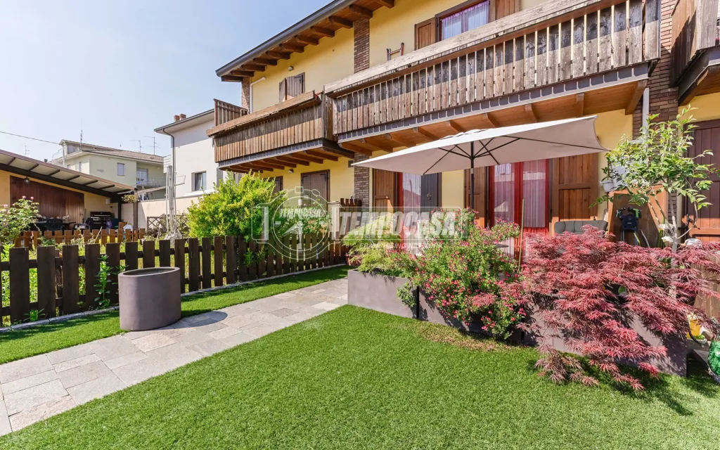 Aed - Terraced Villa with Private Garden in Levate