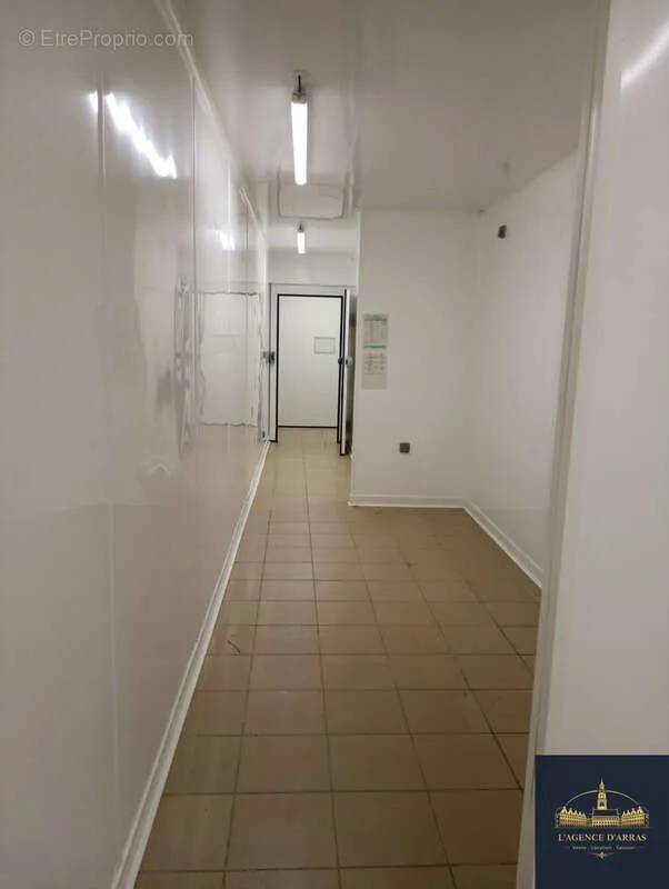 Esik - Renovated Commercial Space in Maroeuil