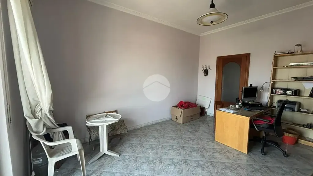 Bureau - 3-Bedroom Apartment with Balcony in Naples