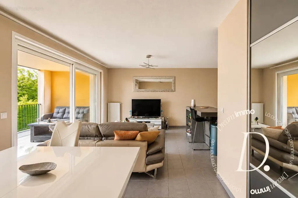 Living Room - Spacious 2-Bed Apartment with Terrace in Montpellier