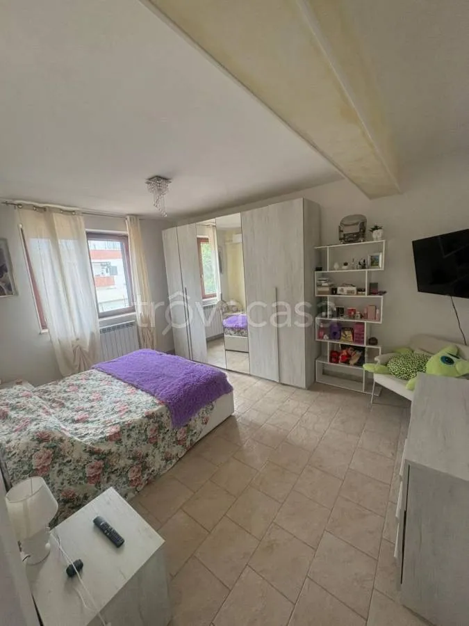 Chambres - Three-Level Apartment with Balcony in Cisterna di Latina