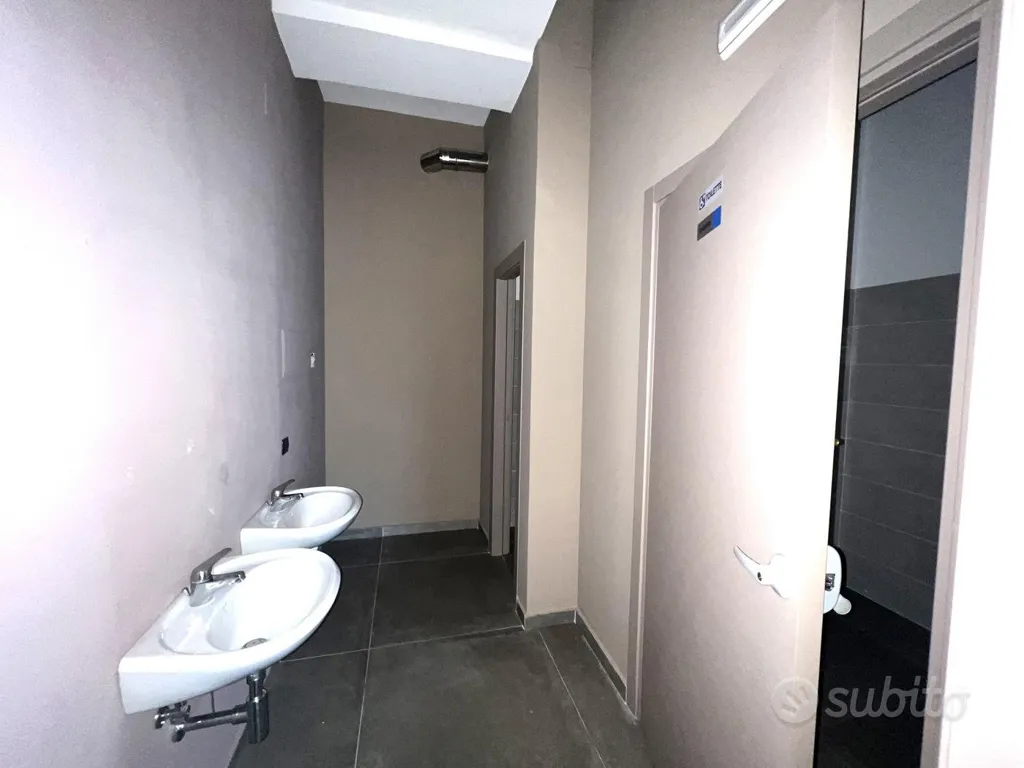 Salles de bain - Commercial Space with Street Frontage in Maddaloni