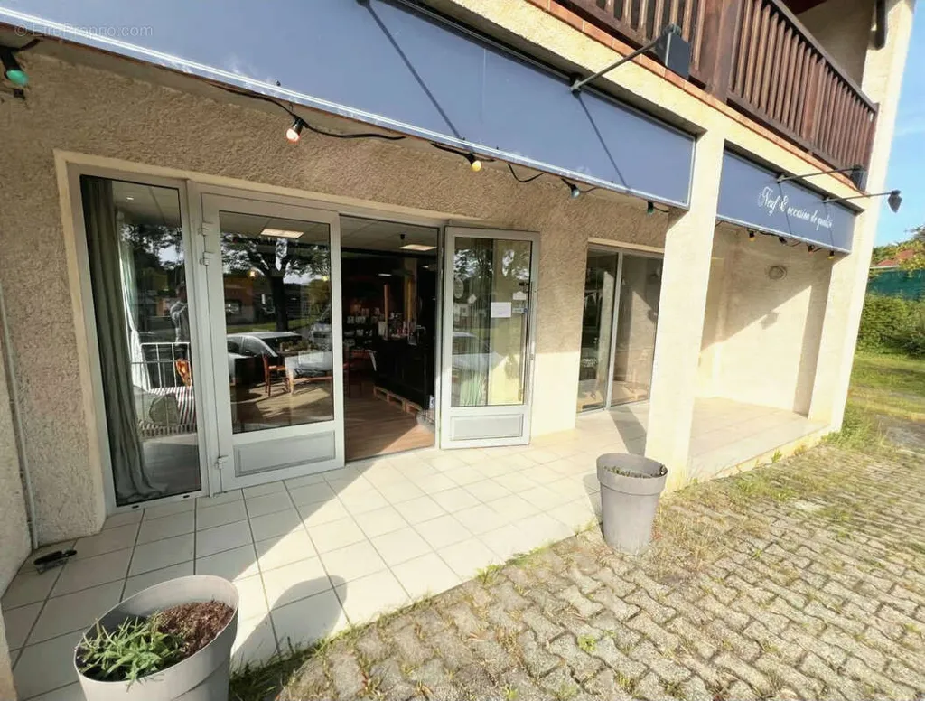 Terrass - Commercial Space with Private Garden in Morlaàs