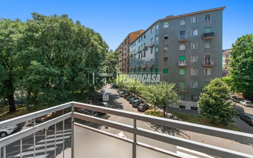 Rõdu - Modern Trilocale with Balconies in Milan