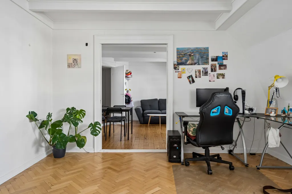 Bureau - Charming 3-Bedroom Apartment in Aalborg Centre