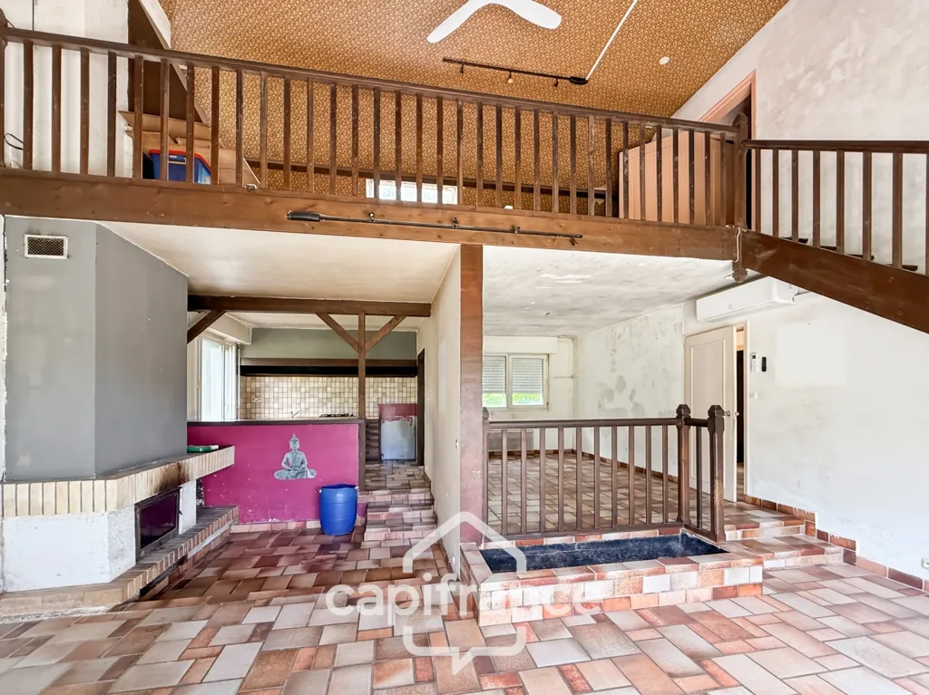 Séjour - Maison Familiale avec Grand Terrain Arboré à Guern