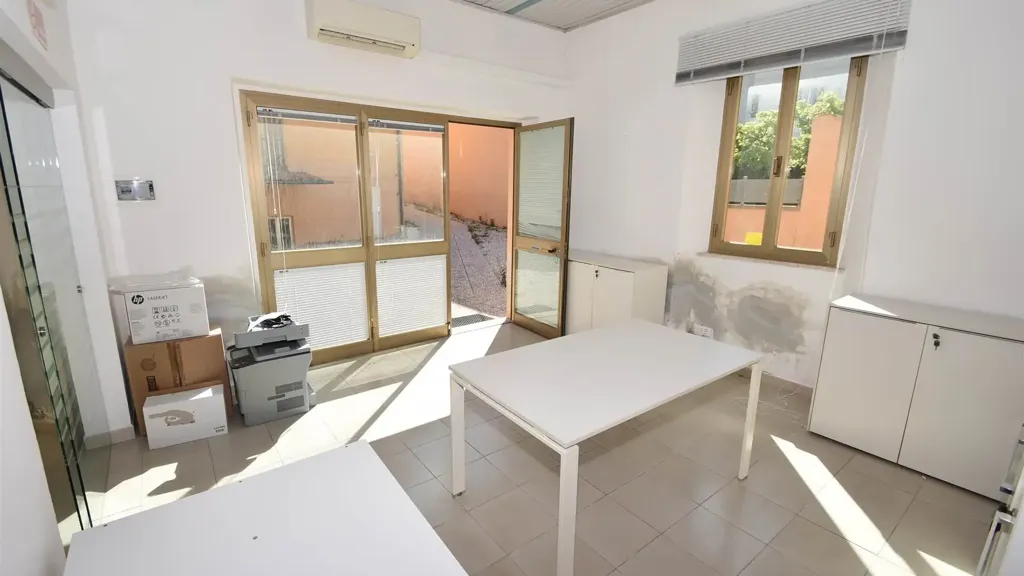 Bureau - Apartment with Private Courtyard in Rosignano Solvay