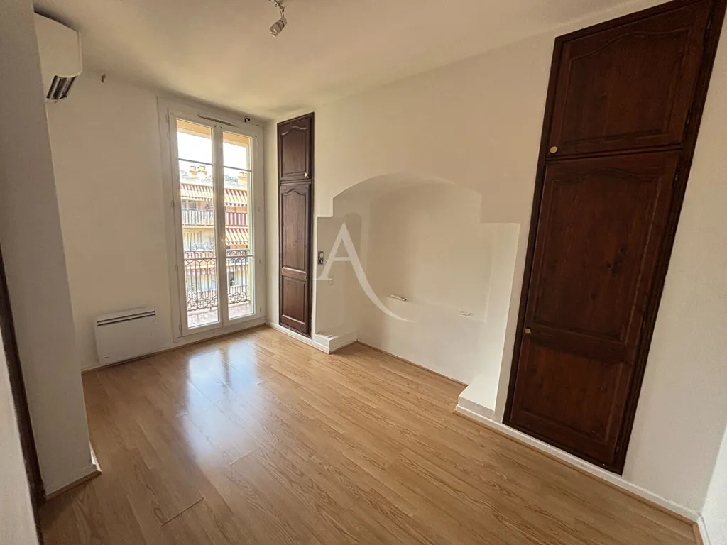 Stanze - 4-Bedroom Apartment with Balconies in Nice