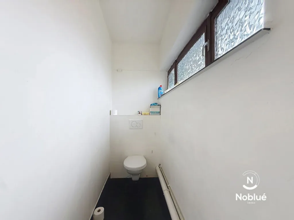 Bathrooms - Spacious House with Garden in Stembert Centre