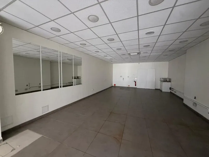 Rooms - Commercial Space with Climatisation in Laon