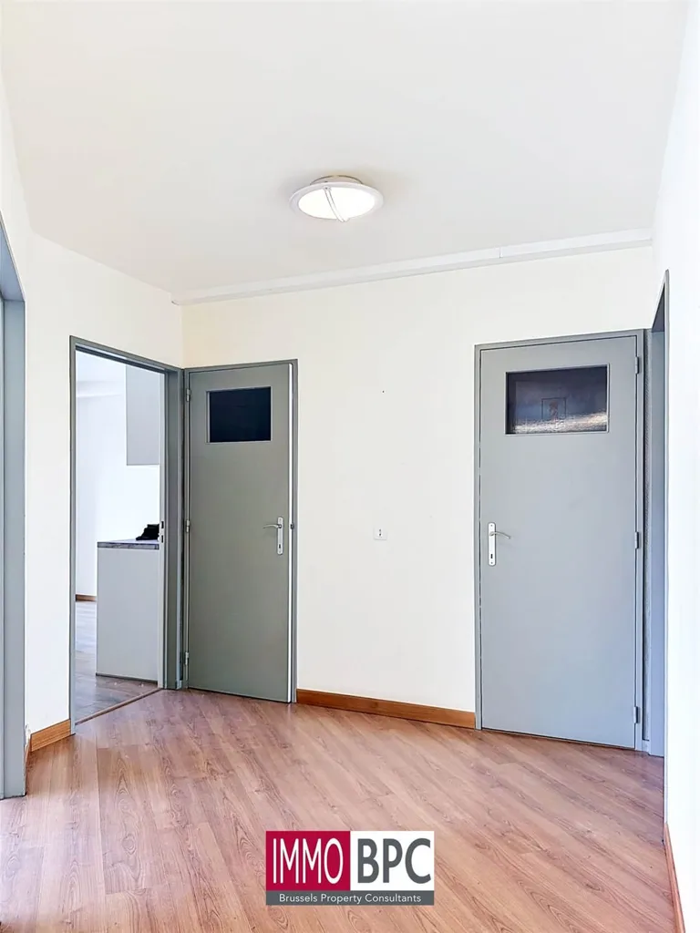 Entrée - Espace de Bureau avec Luminosité Naturelle à Molenbeek-Saint-Jean