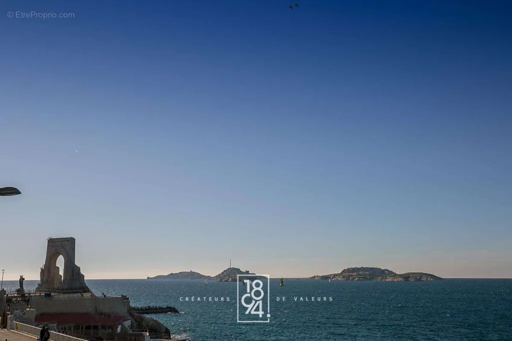 Duplex T4 avec Vue Mer Panoramique à la Corniche