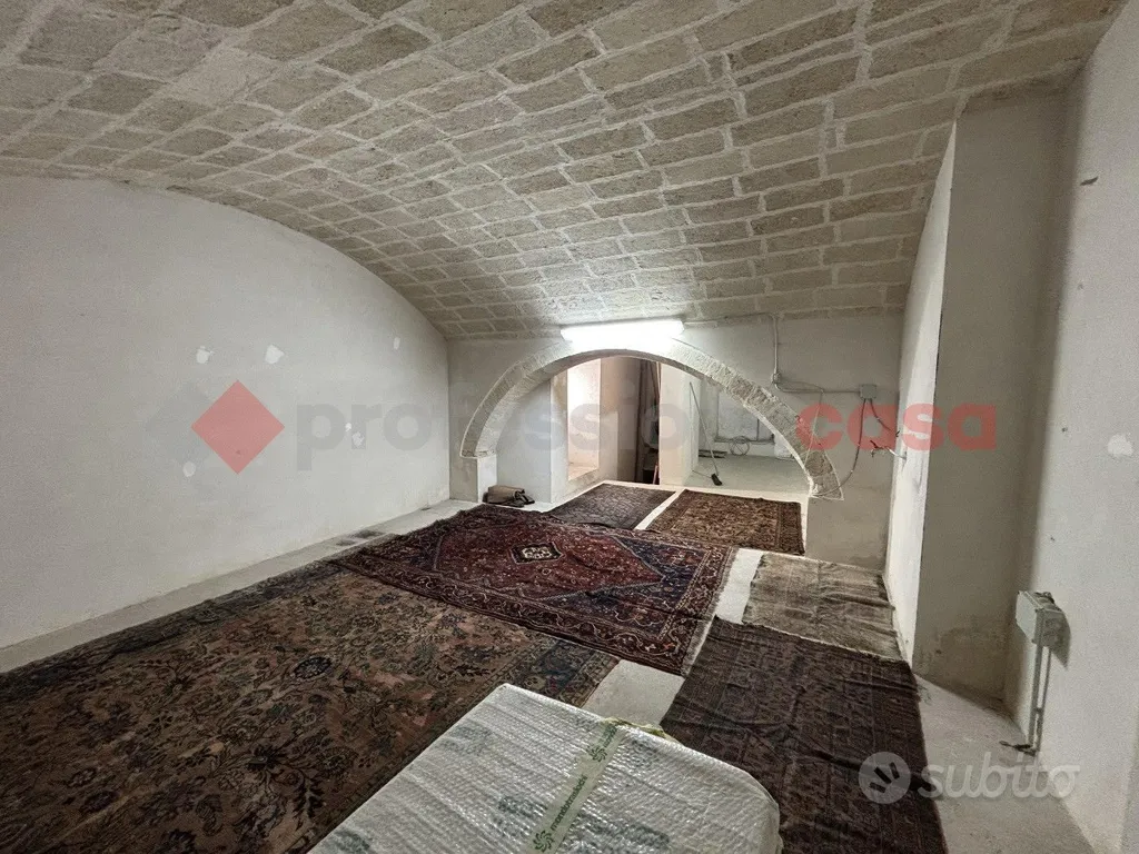 Pièces - Commercial Space with Vaulted Ceilings in Taranto