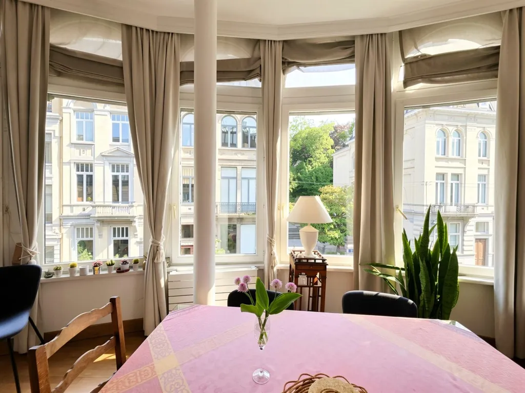 Salle à manger - Appartement avec Parquet et Cheminée à Sablon