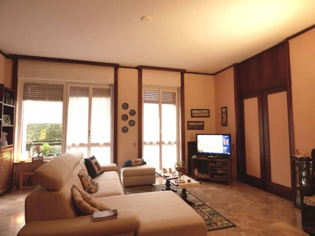 Living Room - Luxury Apartment with Balcony in Milan