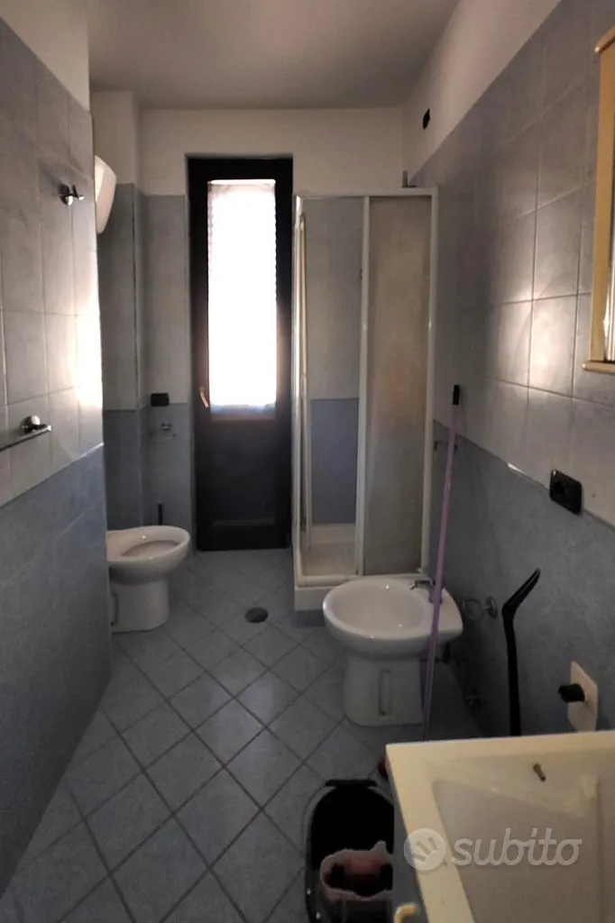 Salles de bain - Modern 3-Bed Flat with 50m² Balcony in Central Location