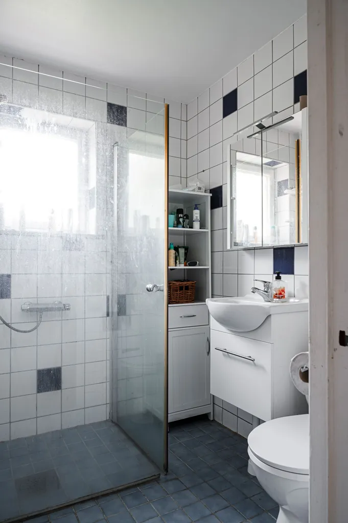 Salles de bain - Multi-Unit Property with Parking in Herrljunga
