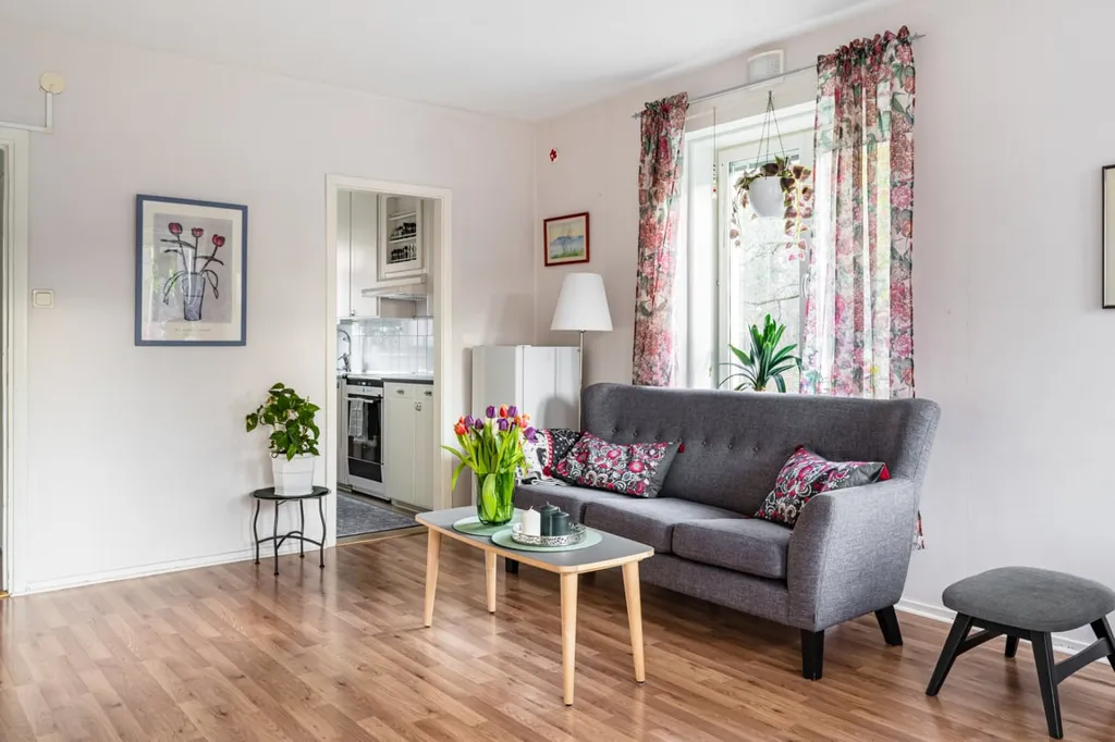 Elutuba - Efficient 1960s Flat with South-West Balcony in Solberga