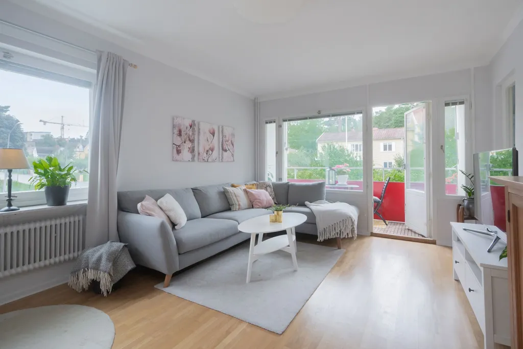 Wohnzimmer - Bright Apartment with Balcony near Stuvsta Centre