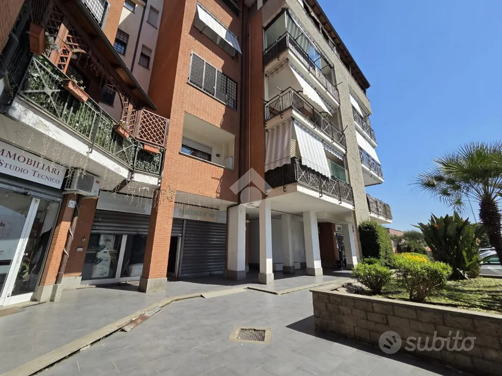 Esterno - Commercial Space with Two Windows in Rome