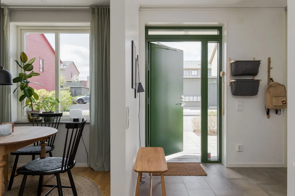 Esik - Family-Friendly Apartment with Garden in Bredvik