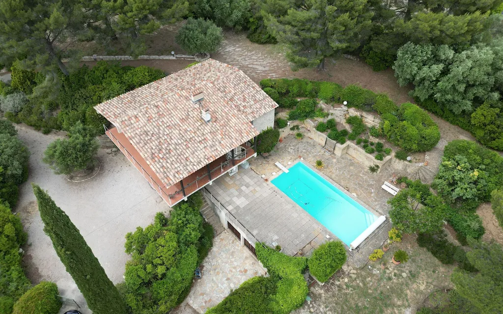 Vue aérienne - Villa d'Architecte avec Piscine au Castellet